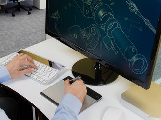 Mann skizziert mithilfe von Tastatur und Zeichenpad