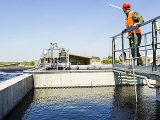 Wasserbecken in einer Kläranlage